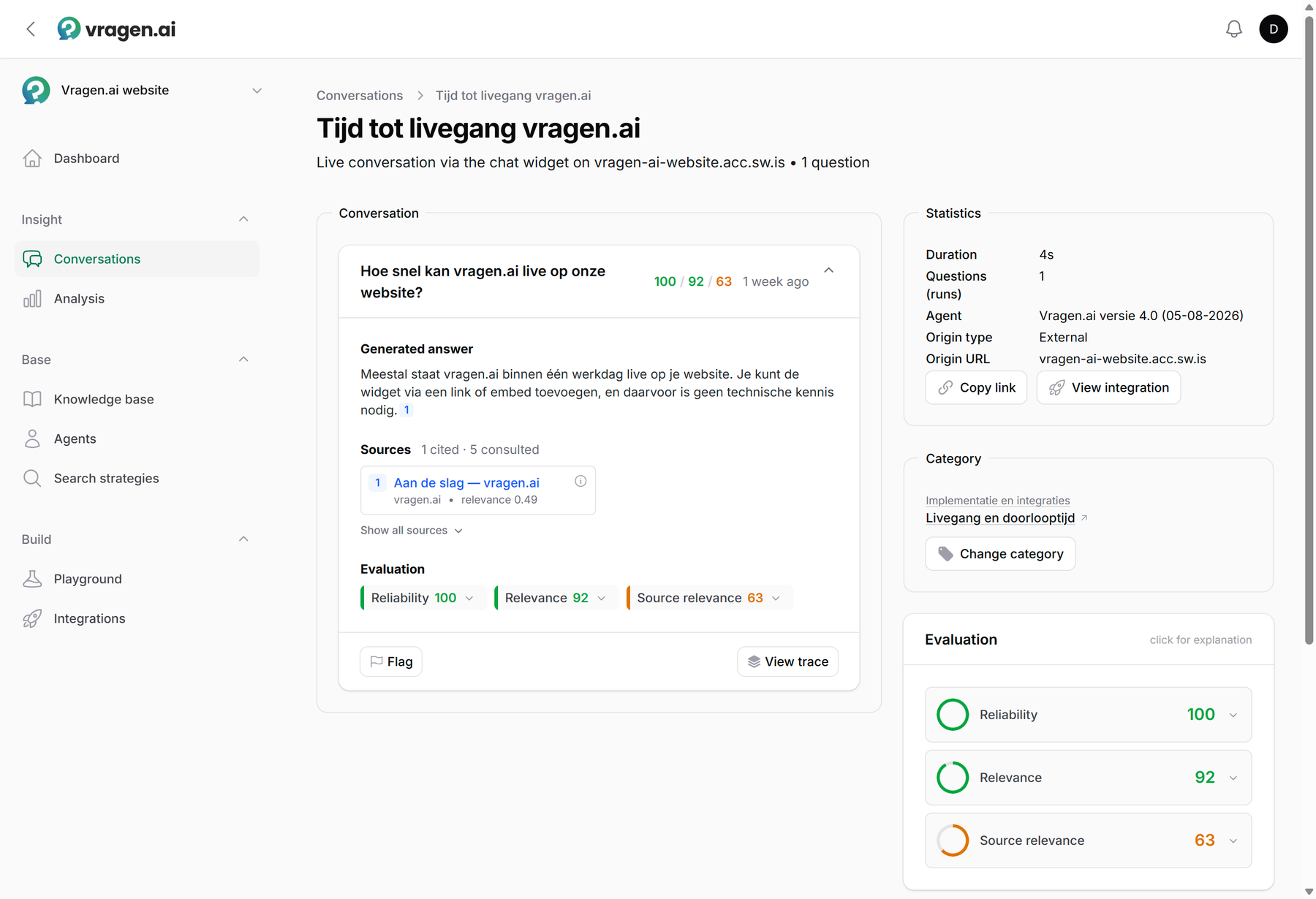 The detail view of a conversation: the question with the generated answer and the cited source, the evaluation scores and a side column with duration, agent and origin.