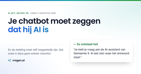 Kaart met de kop 'Je chatbot moet zeggen dat hij AI is', het label AI Act artikel 50 vanaf 2 augustus 2026, en een gespreksbubbel met een voorbeeld van een melding die volstaat.