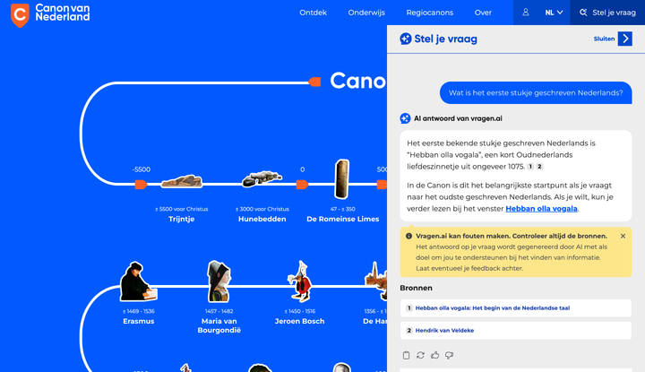 De homepage van canonvannederland.nl met de tijdlijn van vensters, en daarover het paneel 'Stel je vraag'. Een bezoeker vraagt 'Wat is het eerste stukje geschreven Nederlands?' en krijgt onder de kop 'AI antwoord van vragen.ai' te lezen dat dit 'Hebban olla vogala' is, een kort Oudnederlands liefdeszinnetje uit ongeveer 1075, met de uitnodiging verder te lezen bij dat venster. Onder het antwoord staat de melding dat vragen.ai fouten kan maken, een bronnenlijst met de vensters 'Hebban olla vogala: Het begin van de Nederlandse taal' en 'Hendrik van Veldeke', en een duim omhoog en omlaag.
